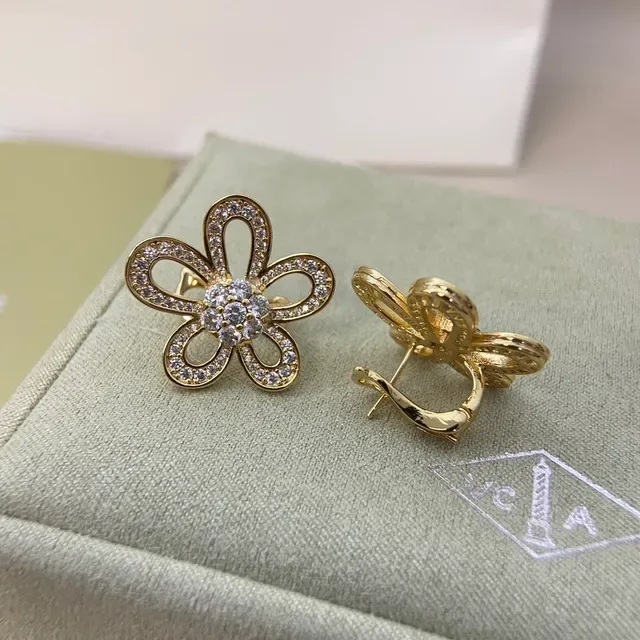 Van Cleef & Arpels फूल आकार के पेव सोने की ईयरिंग्स 8