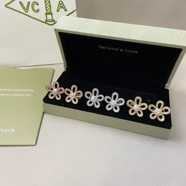 Van Cleef & Arpels फूल आकार के पेव सोने की ईयरिंग्स 9