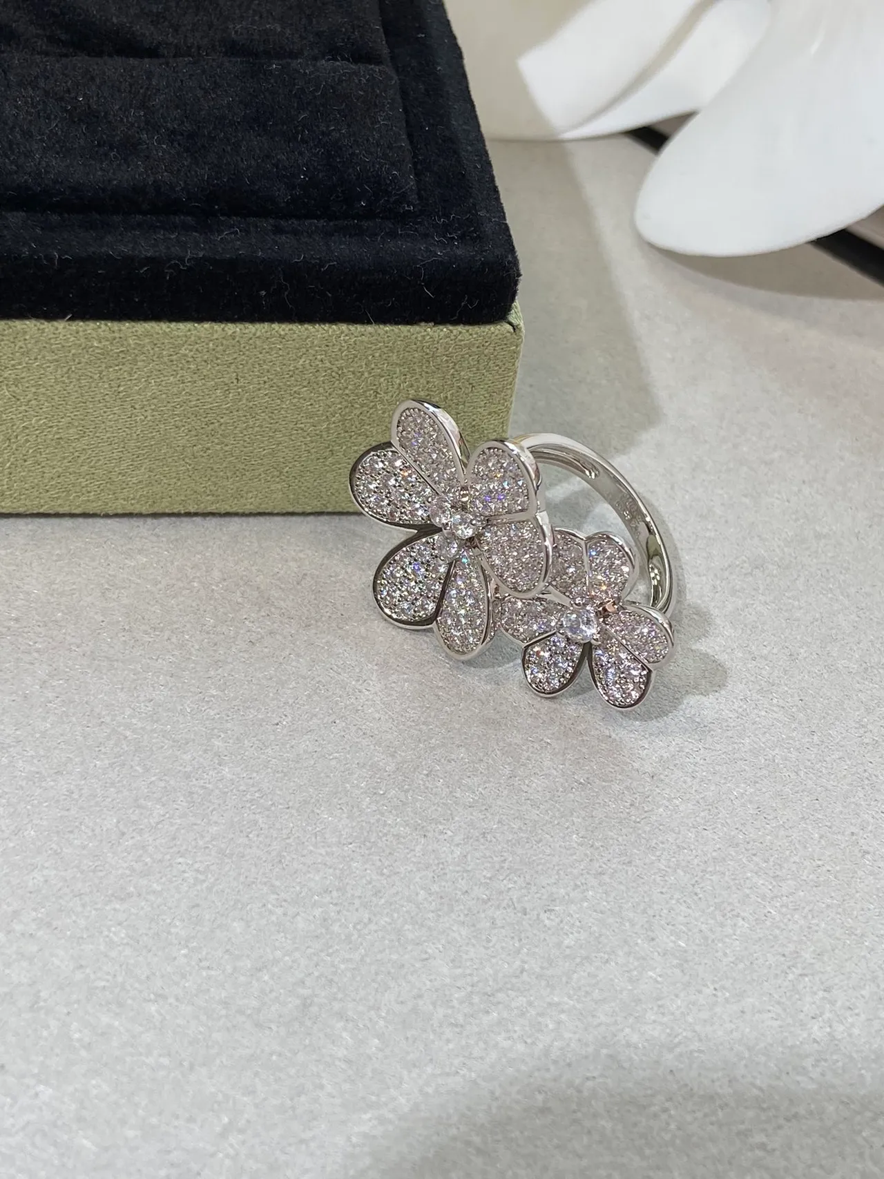 Van Cleef & Arpels Frivole Broche de diamants Pavé-Set argent blanc en forme de fleur 3