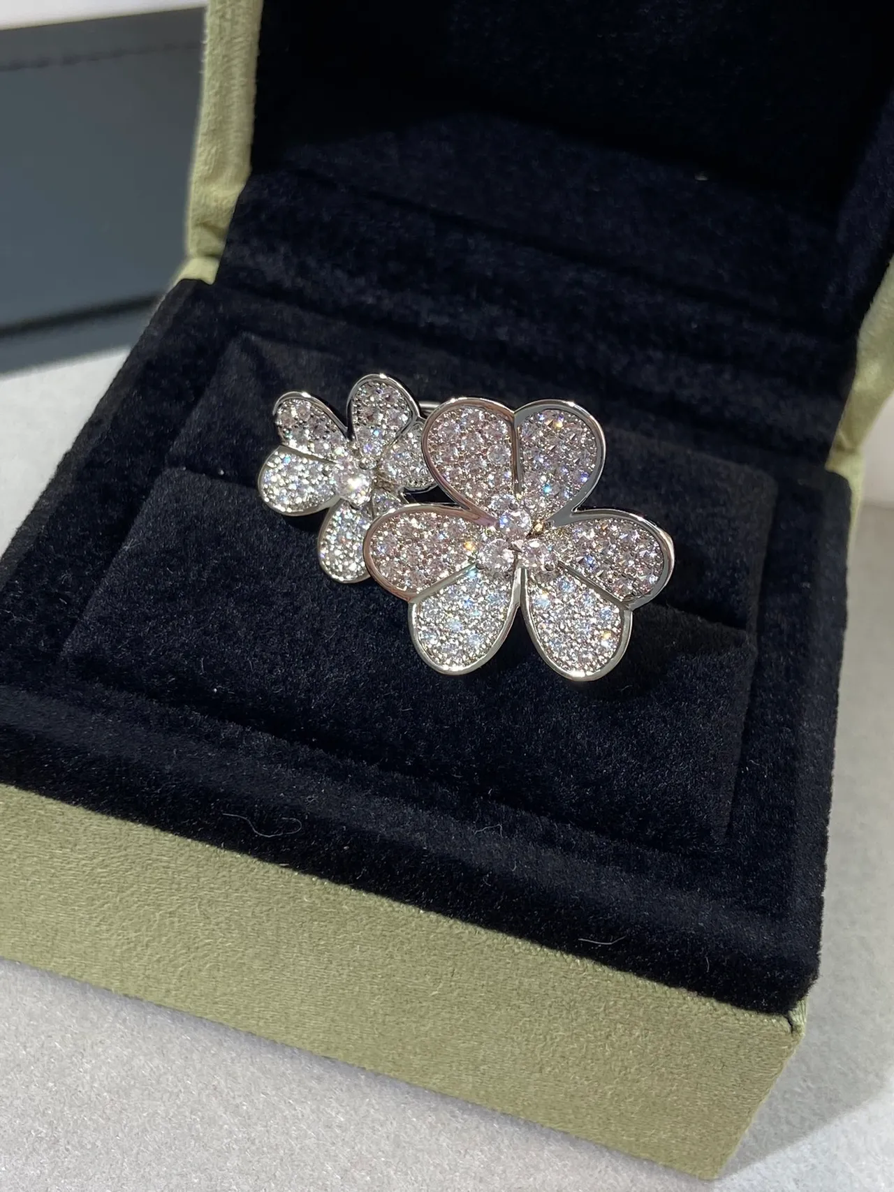 Van Cleef & Arpels Frivole Broche de diamants Pavé-Set argent blanc en forme de fleur 5