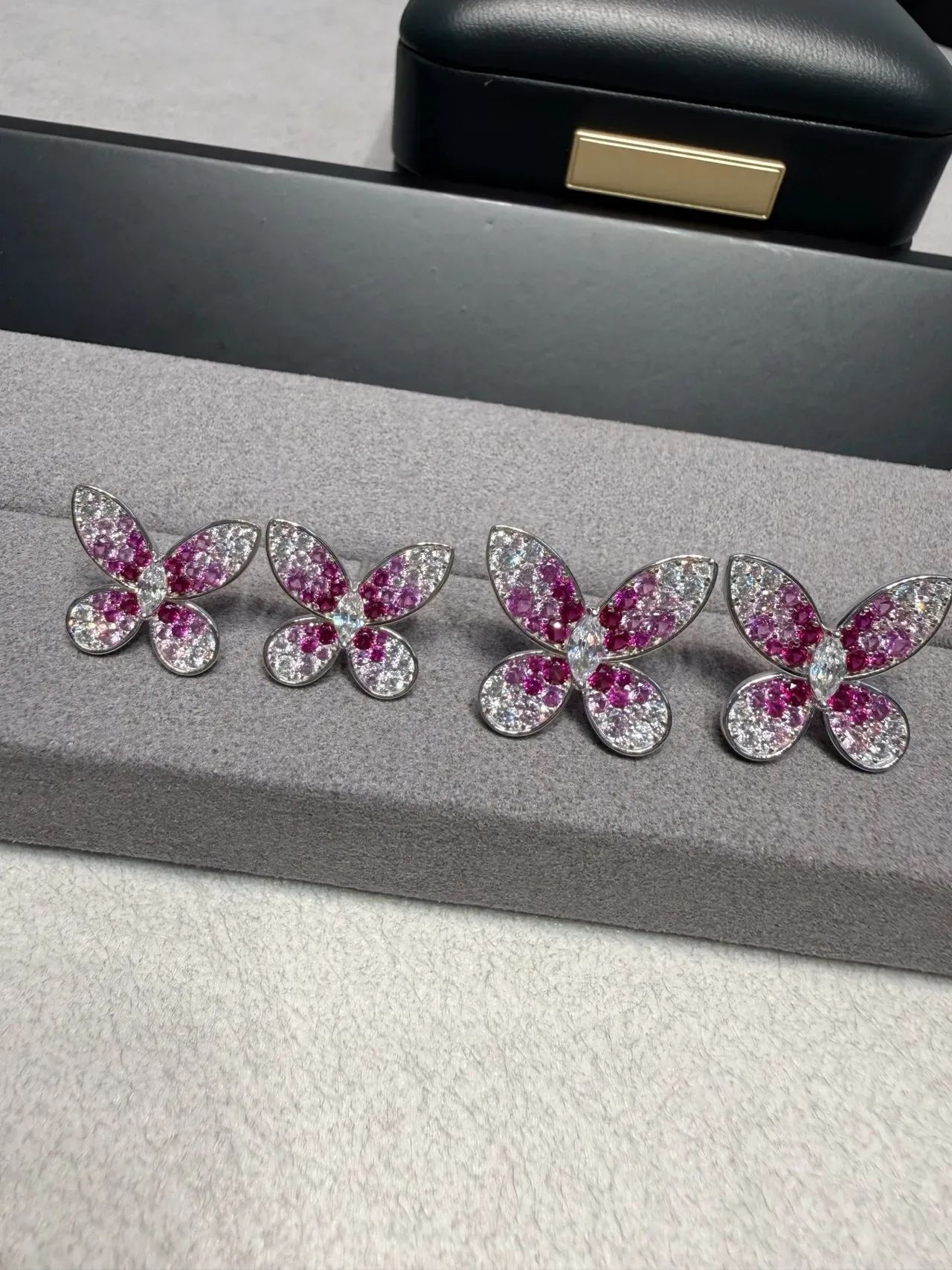 Van Cleef & Arpels Papillon 粉白宝石蝴蝶耳环 2