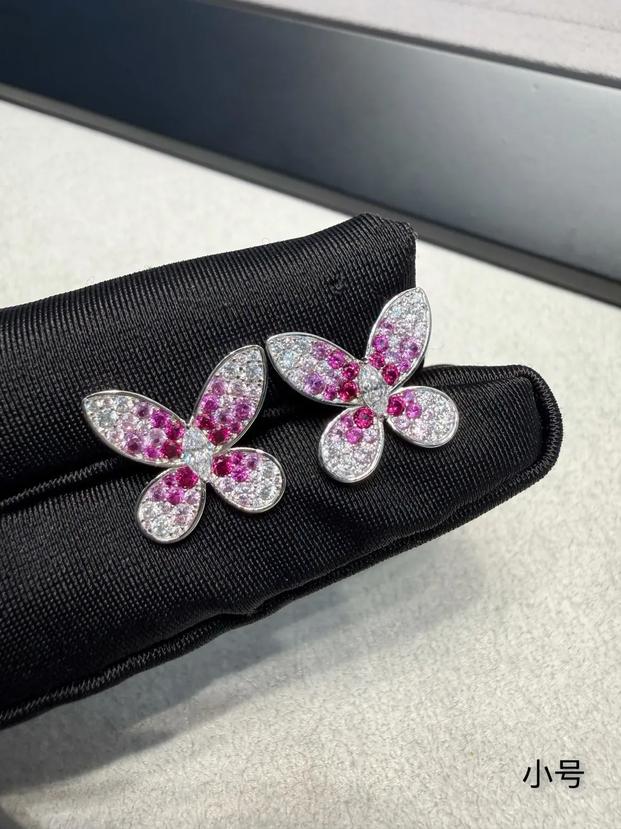 Van Cleef & Arpels Papillon 粉白宝石蝴蝶耳环 6