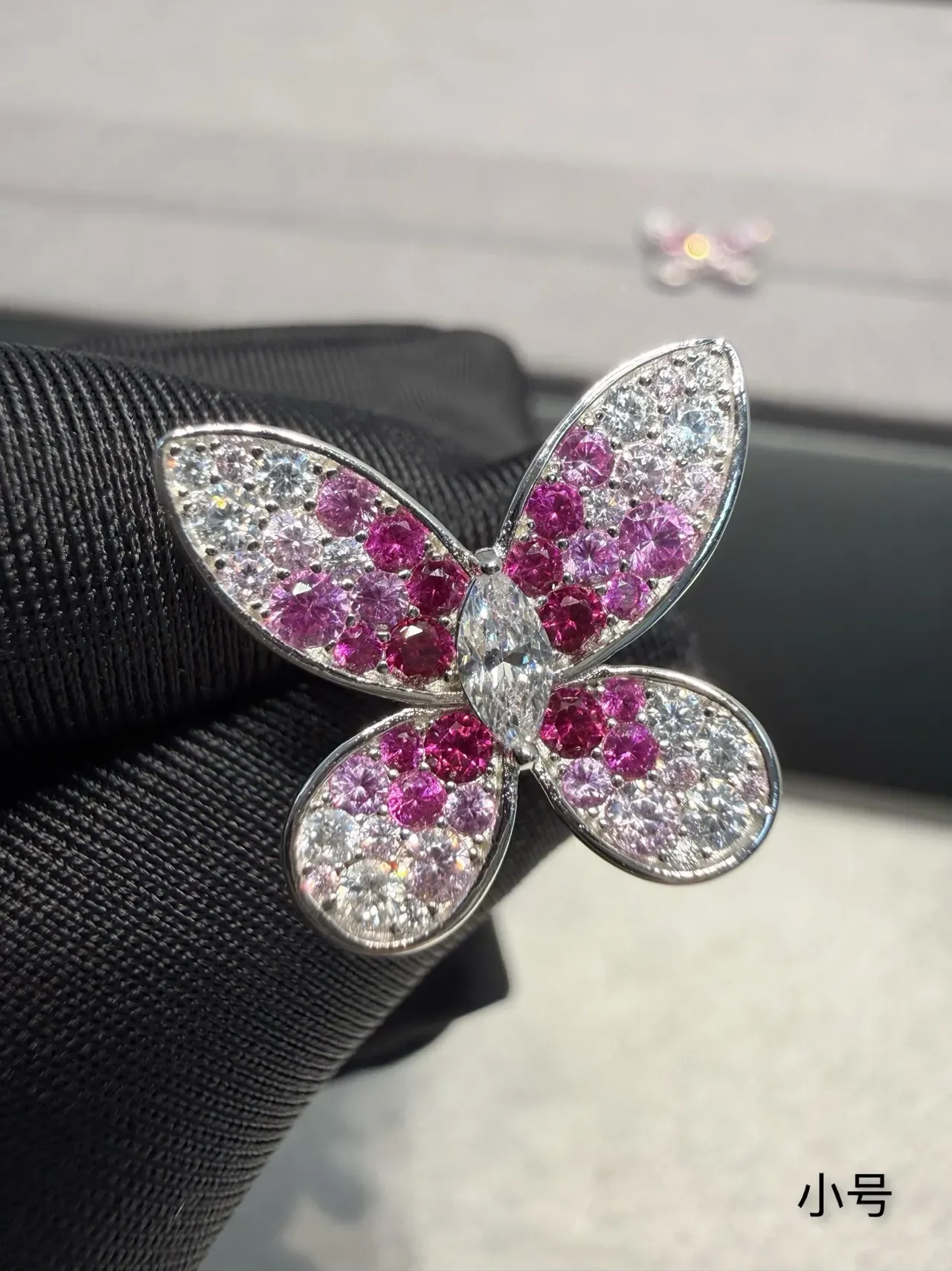 Van Cleef & Arpels Papillon 粉白宝石蝴蝶耳环 7