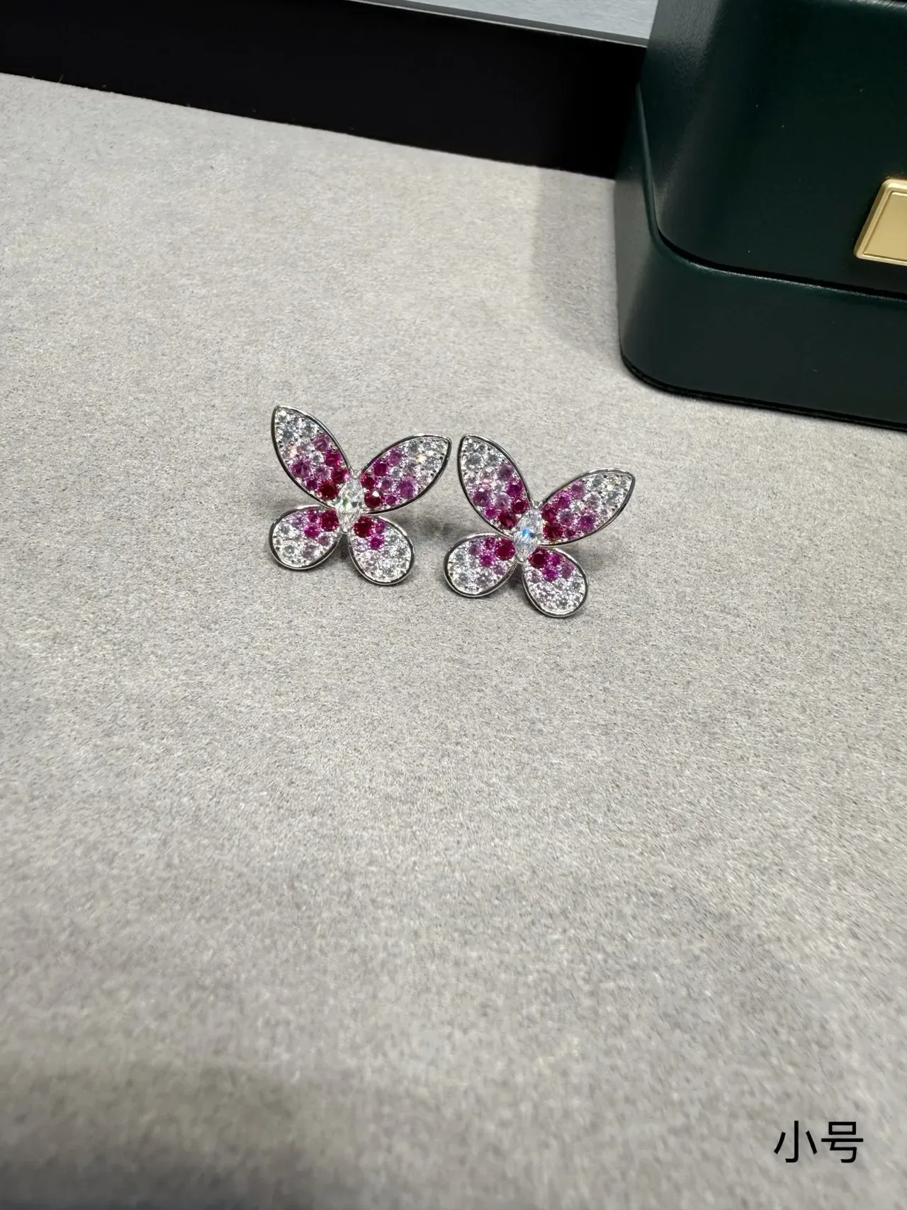 Van Cleef & Arpels Papillon 粉白宝石蝴蝶耳环 9