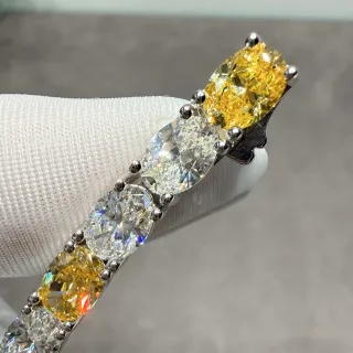 Van Cleef & Arpels 黄银交替椭圆形和圆形宝石爪镶手镯
