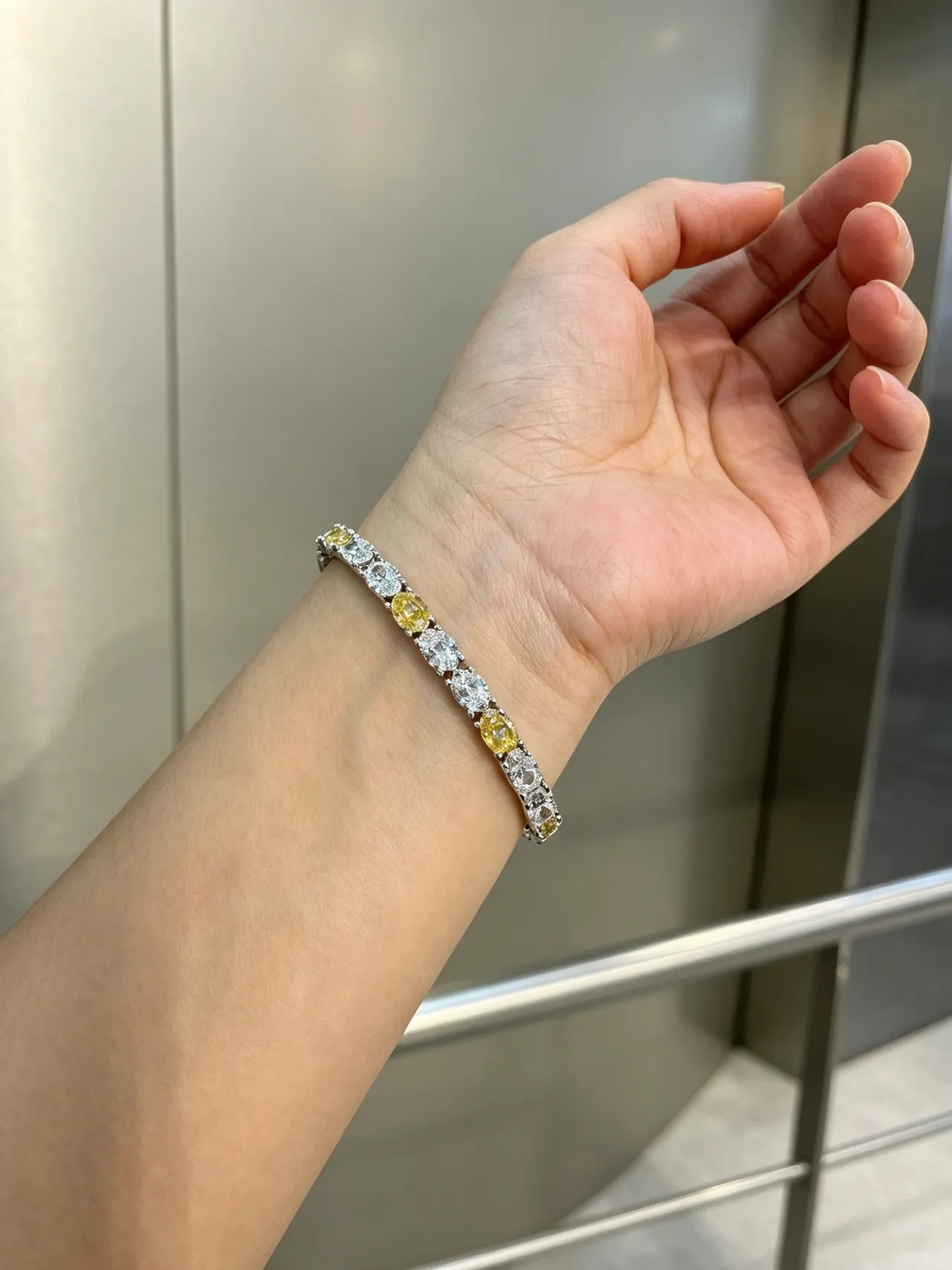Van Cleef & Arpels أصفر وفضي متناوب بيضاوي ودائري حجر سوار مضبوط بالمشرط 2