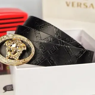 Versace Cinto de couro preto e dourado com padrão Greca embossado, fivela Medusa incrustada em cristal