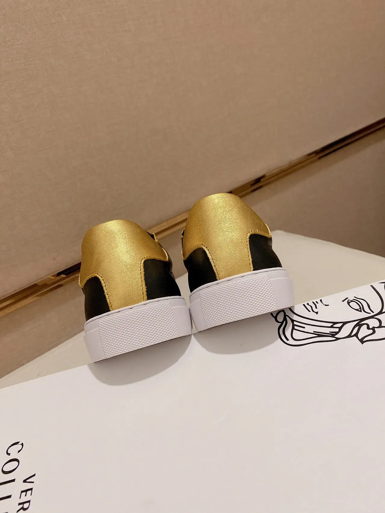 Versace Chain Reaction حذاء رياضي أسلوب حياة أسود وذهبي معدني 3