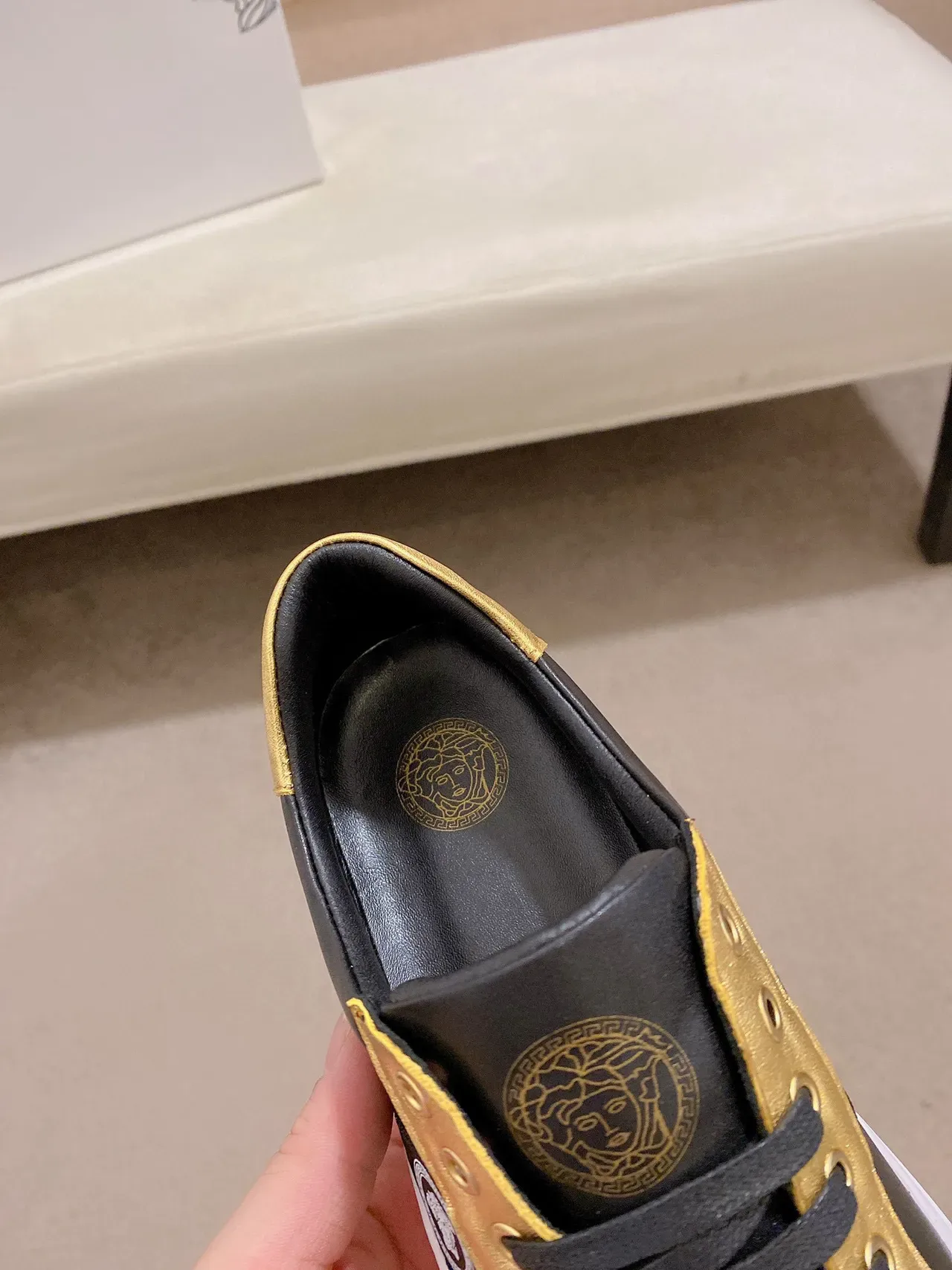 Versace Chain Reaction حذاء رياضي أسلوب حياة أسود وذهبي معدني 4