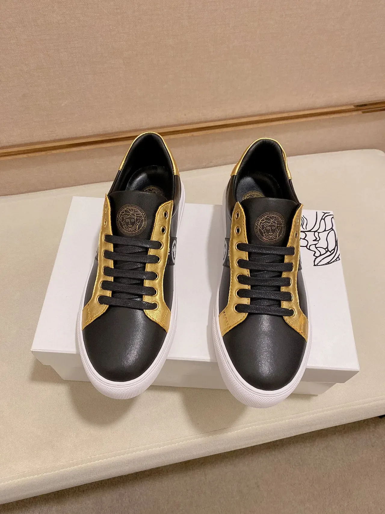 Versace Chain Reaction حذاء رياضي أسلوب حياة أسود وذهبي معدني 5