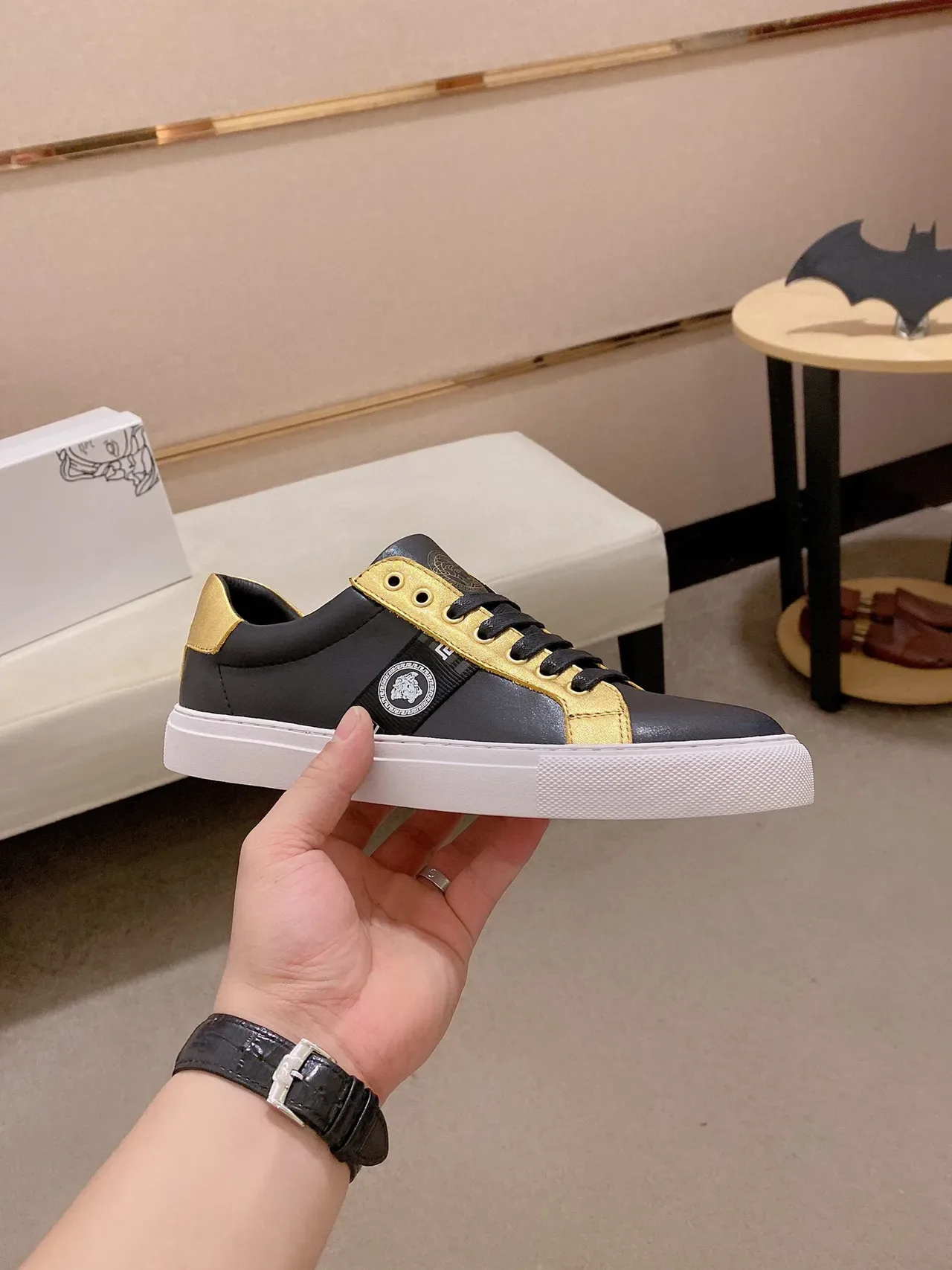 Versace Chain Reaction حذاء رياضي أسلوب حياة أسود وذهبي معدني 7