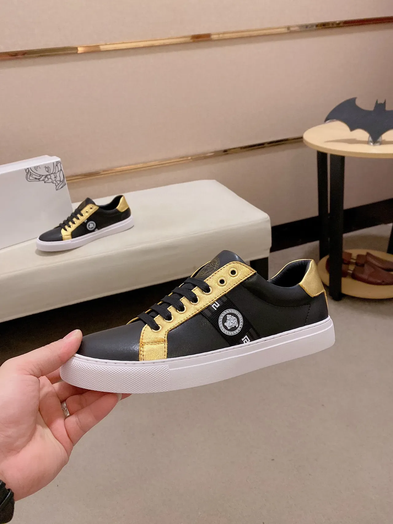 Versace Chain Reaction حذاء رياضي أسلوب حياة أسود وذهبي معدني 8