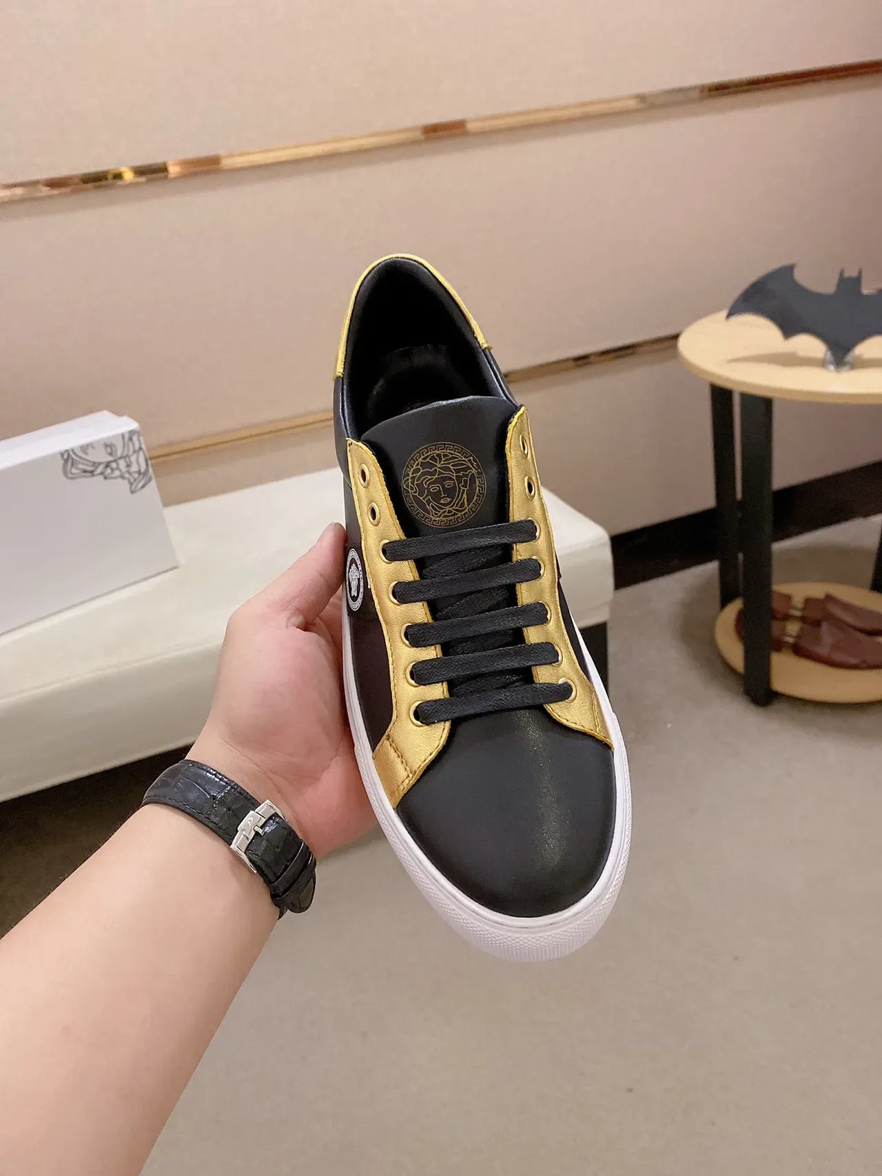 Versace Chain Reaction حذاء رياضي أسلوب حياة أسود وذهبي معدني 9