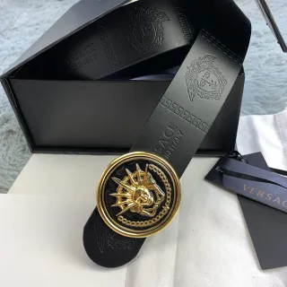 Versace Chain Reaction Cinto de couro preto e dourado com cabeça de Medusa embossada e fivela circular