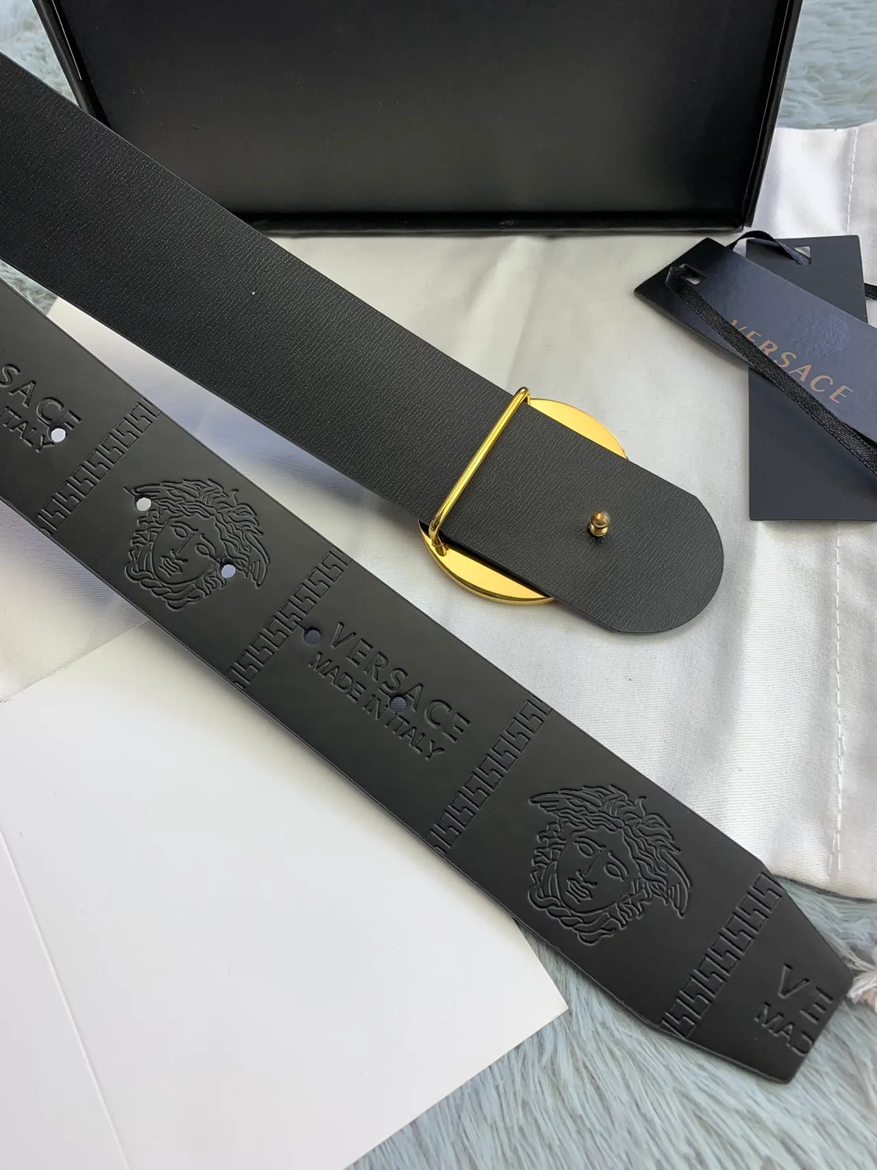 Versace Chain Reaction Ceinture en cuir noir et or avec tête de Médusa embossée et boucle circulaire 2