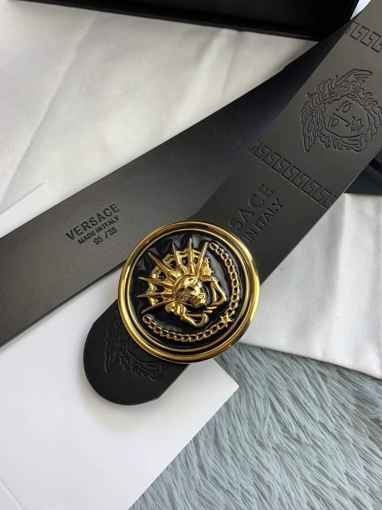 Versace Chain Reaction Ceinture en cuir noir et or avec tête de Médusa embossée et boucle circulaire 3