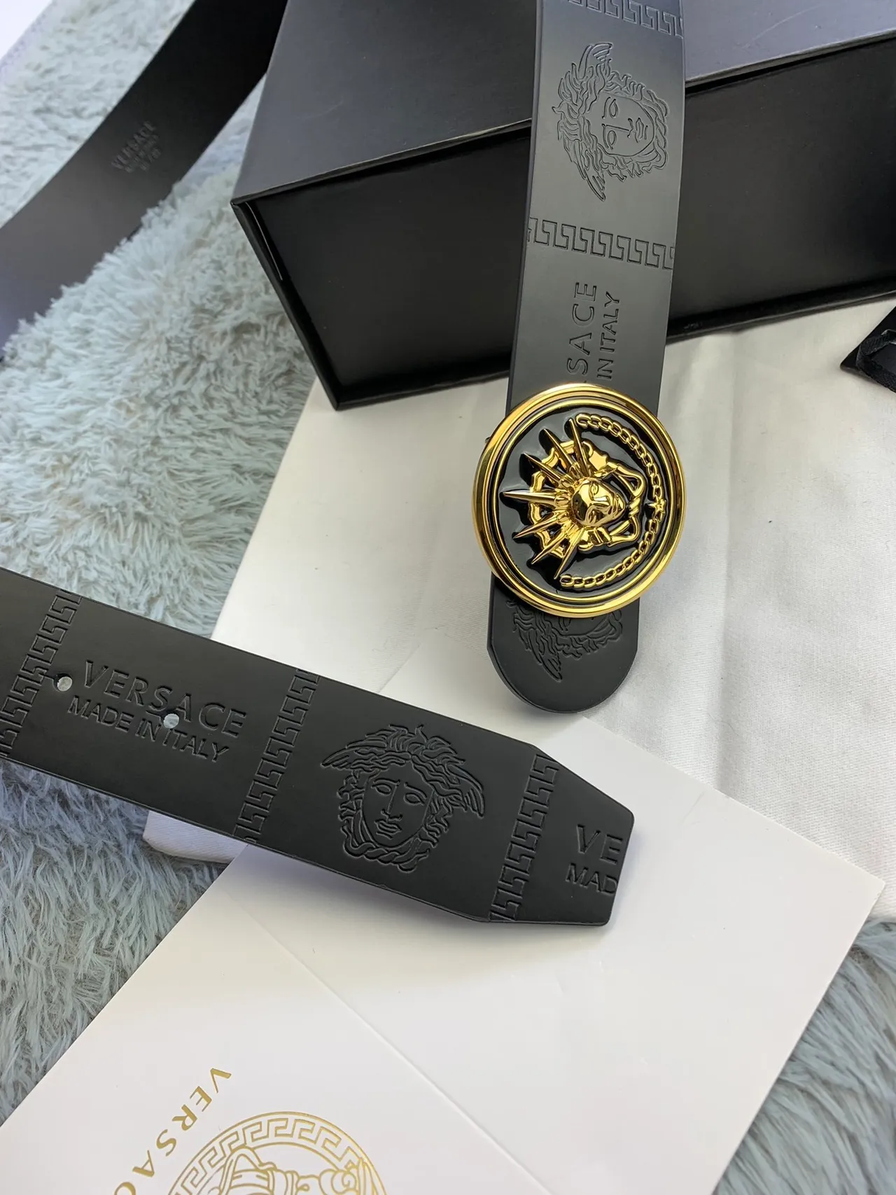 Versace Chain Reaction Ceinture en cuir noir et or avec tête de Médusa embossée et boucle circulaire 4