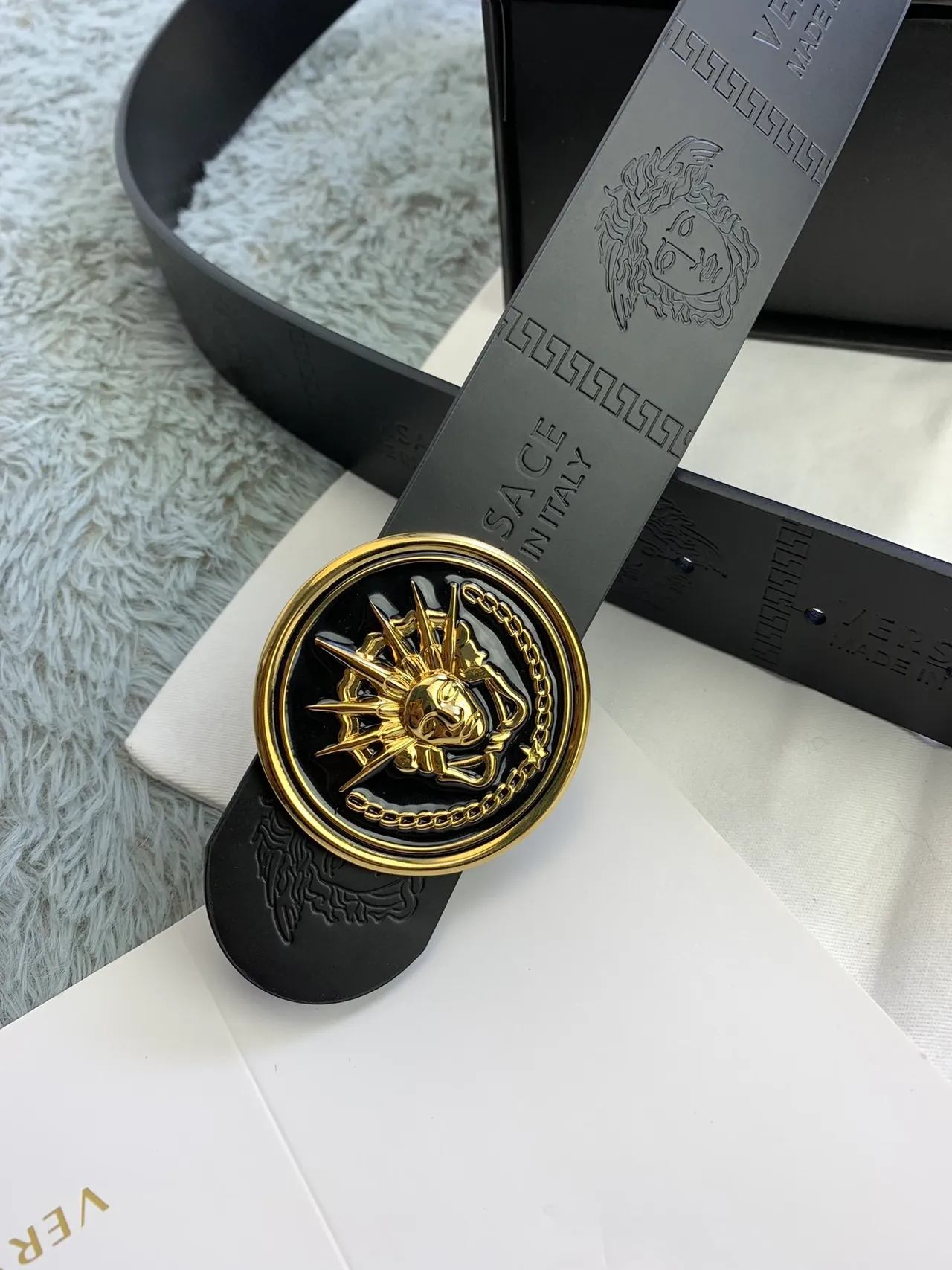 Versace Chain Reaction Ceinture en cuir noir et or avec tête de Médusa embossée et boucle circulaire 5