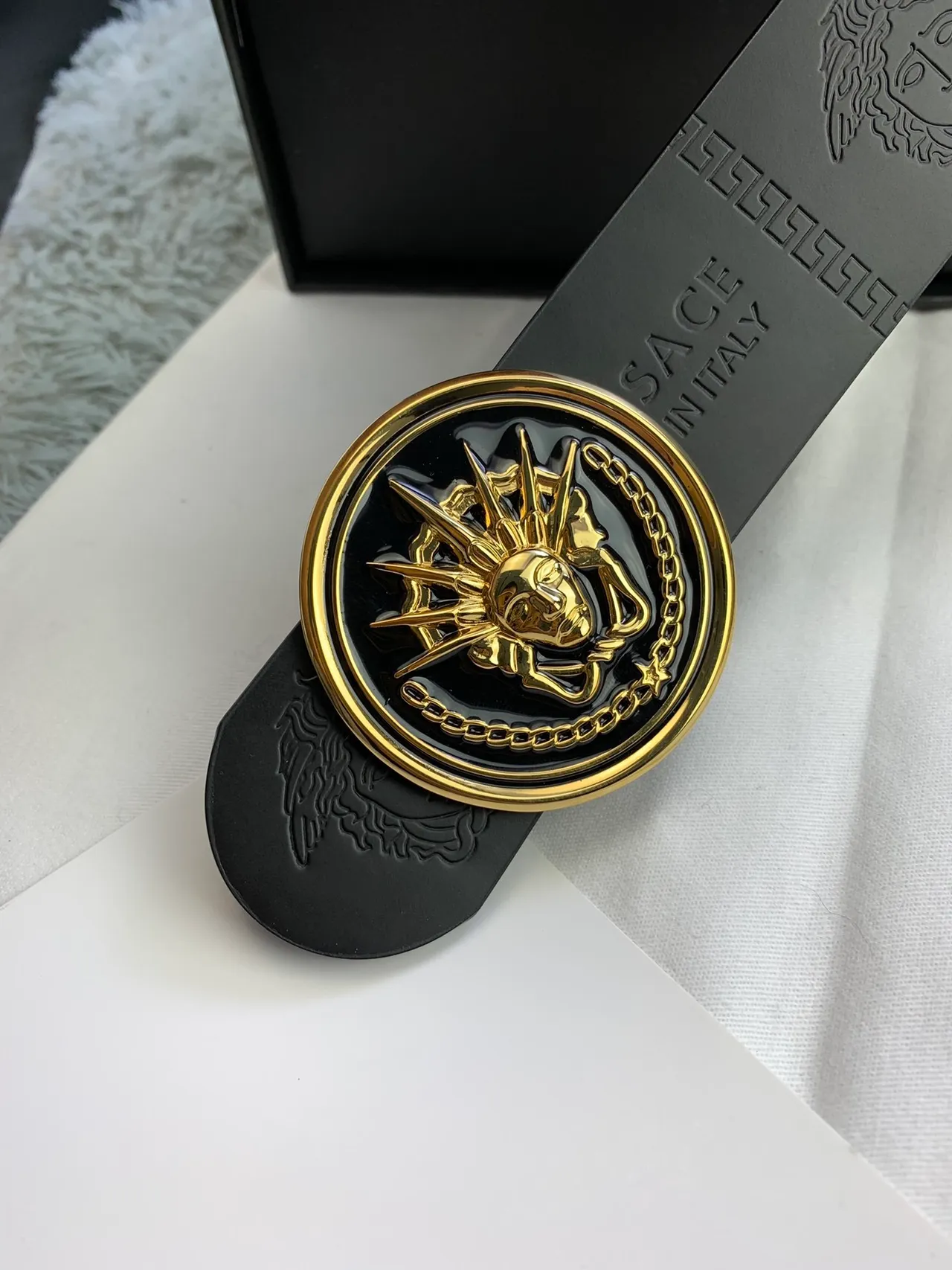 Versace Chain Reaction Ceinture en cuir noir et or avec tête de Médusa embossée et boucle circulaire 6