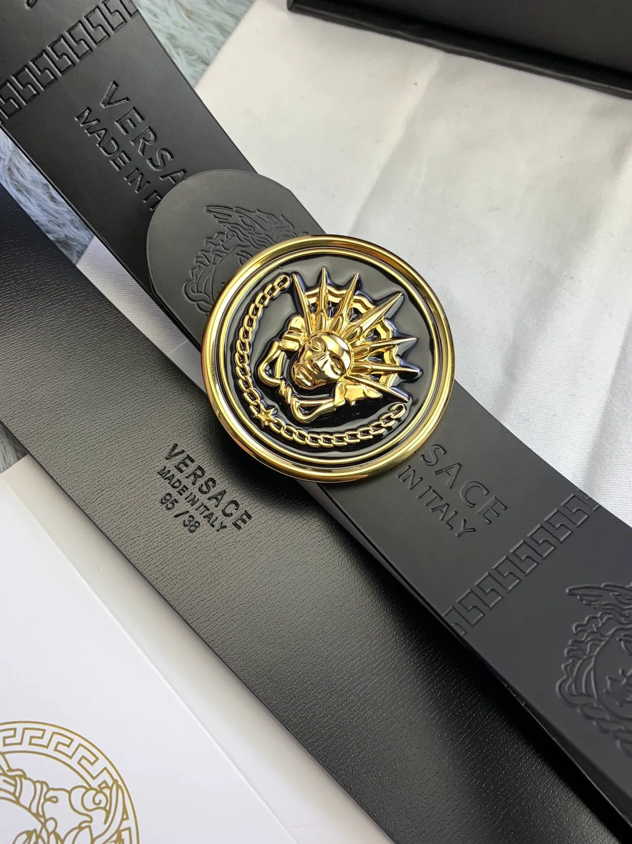 Versace Chain Reaction Ceinture en cuir noir et or avec tête de Médusa embossée et boucle circulaire 7