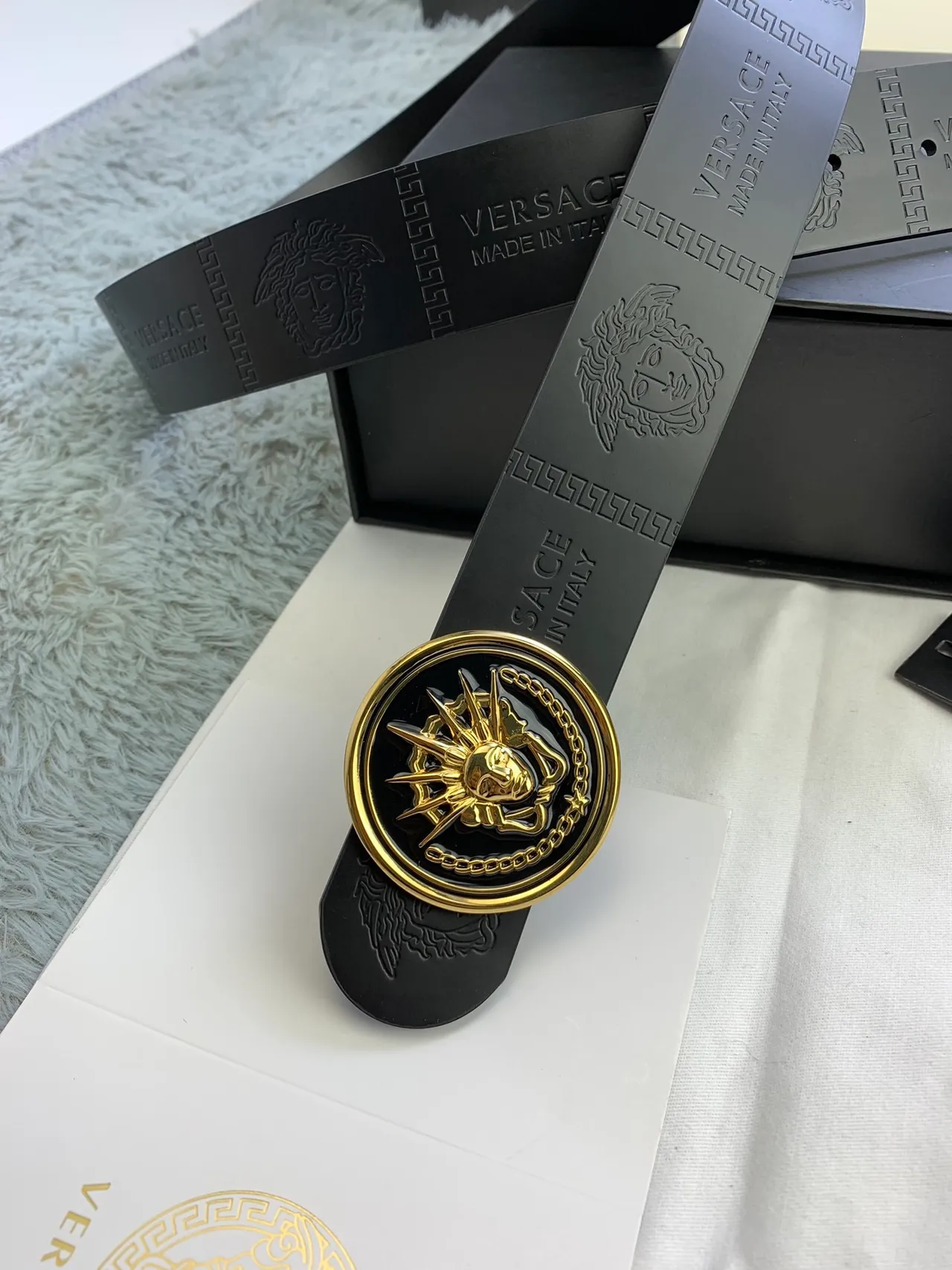 Versace Chain Reaction Ceinture en cuir noir et or avec tête de Médusa embossée et boucle circulaire 8