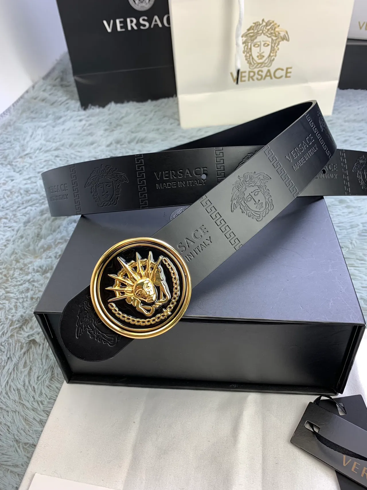Versace Chain Reaction Ceinture en cuir noir et or avec tête de Médusa embossée et boucle circulaire 9