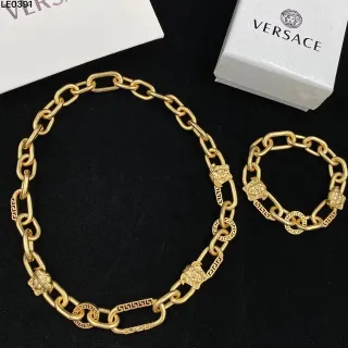 Versace Chain Reaction सोने के रंग की Medusa Head और Greca Link हार