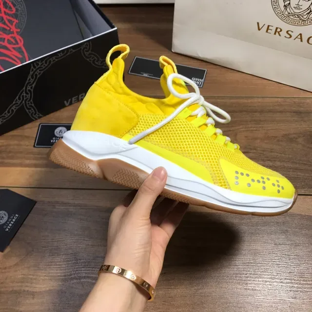 Versace Chain Reaction Jaune Blanc Maille Et Daim Supérieur Motif Clé Grecque Baskets Style De Vie 4