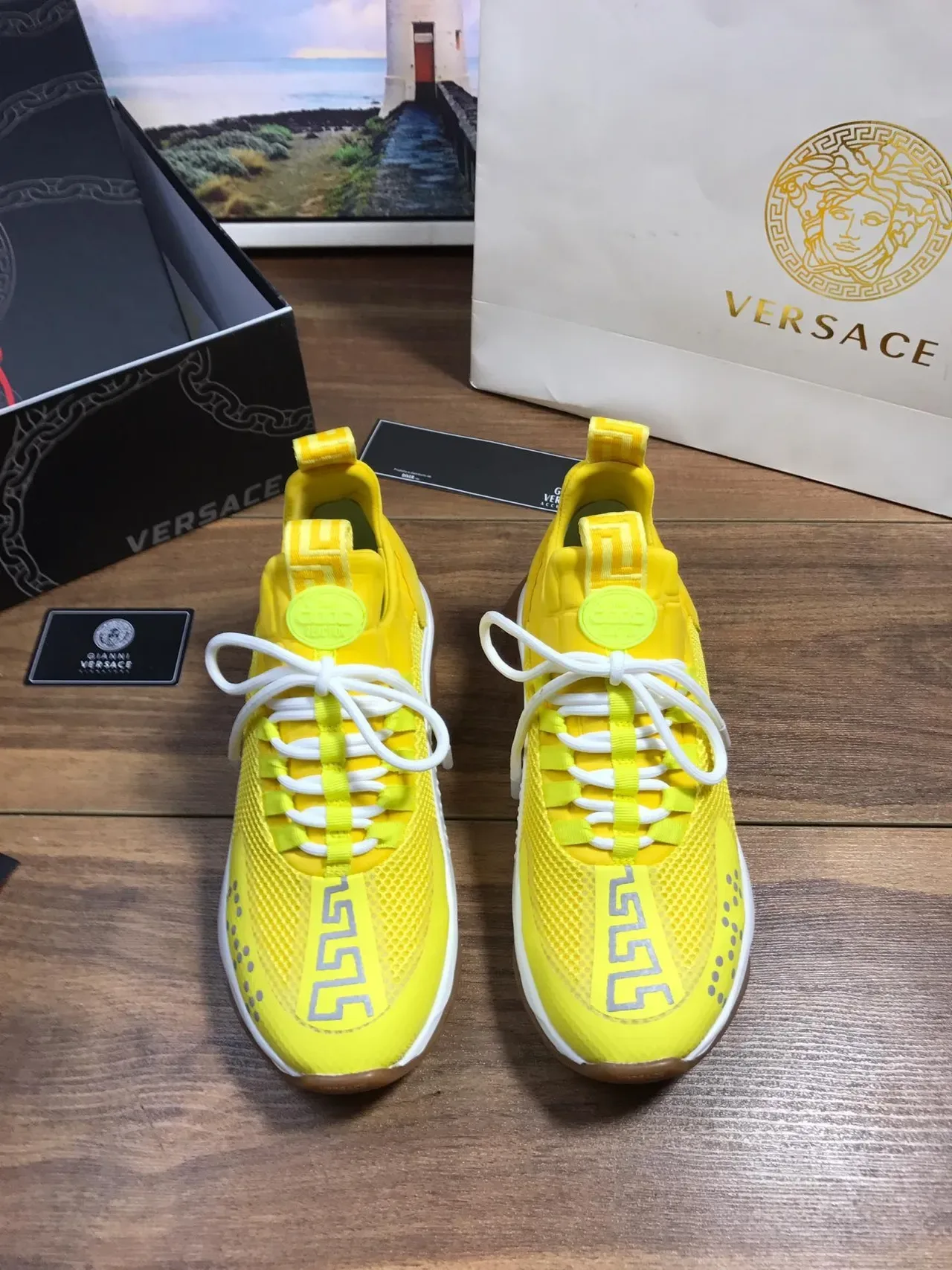 Versace Chain Reaction Jaune Blanc Maille Et Daim Supérieur Motif Clé Grecque Baskets Style De Vie 9