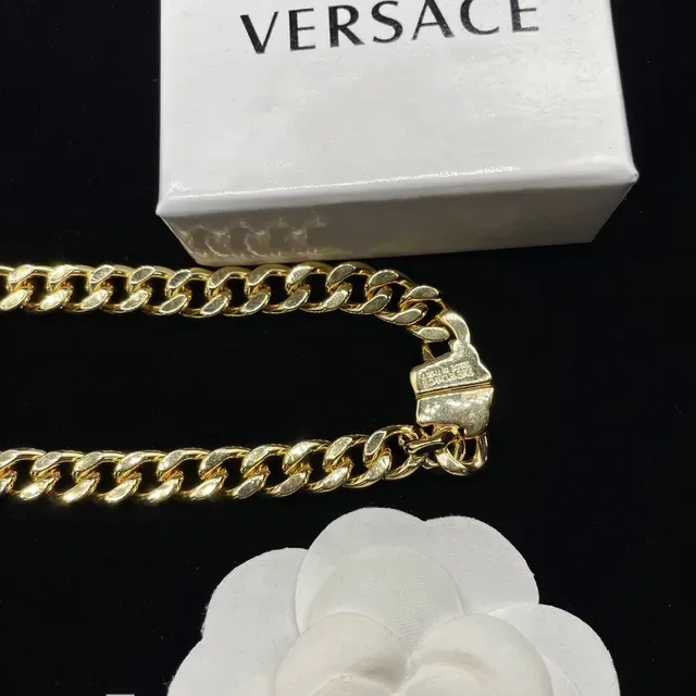 Versace Iconic Chain قلادة ذهبية اللون Medusa وكريستال 2