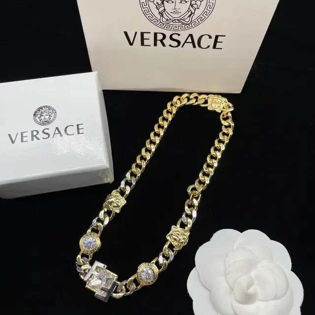 Versace Iconic Chain قلادة ذهبية اللون Medusa وكريستال 3