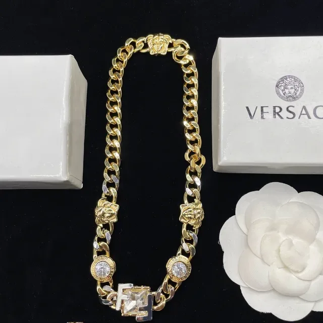 Versace Iconic Chain قلادة ذهبية اللون Medusa وكريستال 4