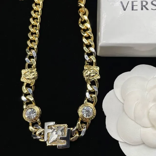 Versace Iconic Chain قلادة ذهبية اللون Medusa وكريستال 5