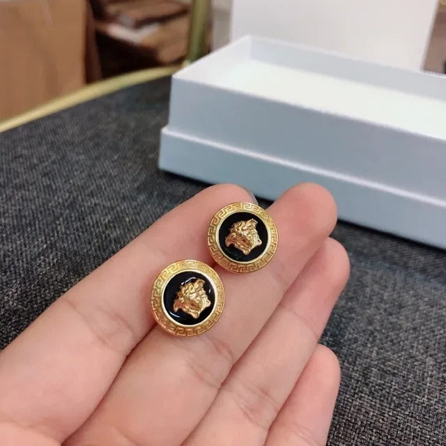 Versace Medusa Icon e Medusa Head Brincos com tachas 3