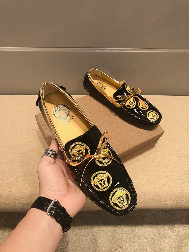 Versace Medusa Loafer Mocassins en cuir patenté noir et or 7
