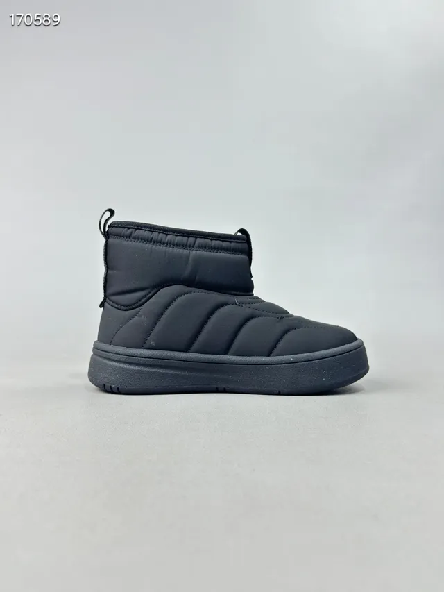 Adidas Botas de nieve beige y negro con forro acolchado y acolchado superior de altura de tobillo 9