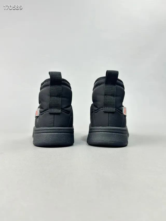 Adidas Botas de nieve beige y negro con forro acolchado y acolchado superior de altura de tobillo 11