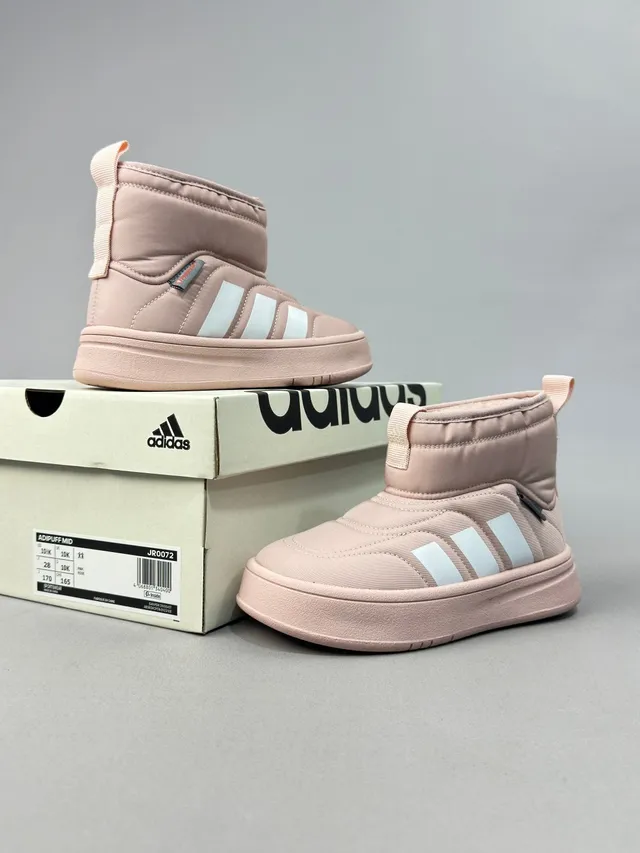 Adidas Botas de nieve beige y negro con forro acolchado y acolchado superior de altura de tobillo 20