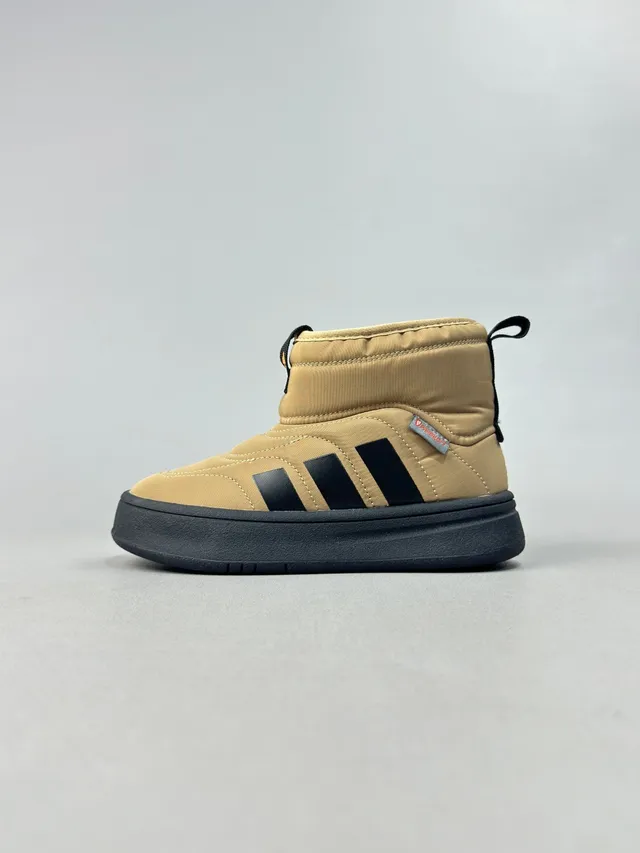 Adidas Botas de nieve beige y negro con forro acolchado y acolchado superior de altura de tobillo 21