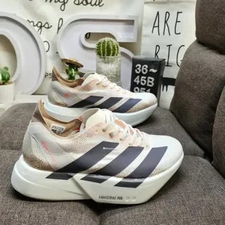 Adidas भूरे-ग्रे बुनकर जाली ऊपरी नक्काशीदार सफेद मिडसोल रनिंग जूते