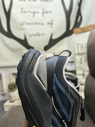 Adidas Black Gray Wave-Patterned Engineered Mesh Upper Sculpted Dual-Density Midsole Lifestyle Sneakers 23