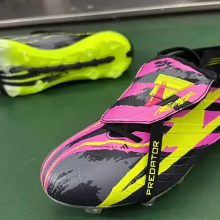 Adidas Black Pink sans lacets fermeture à sangle overlay graphique audacieux terrain ferme chaussures de football