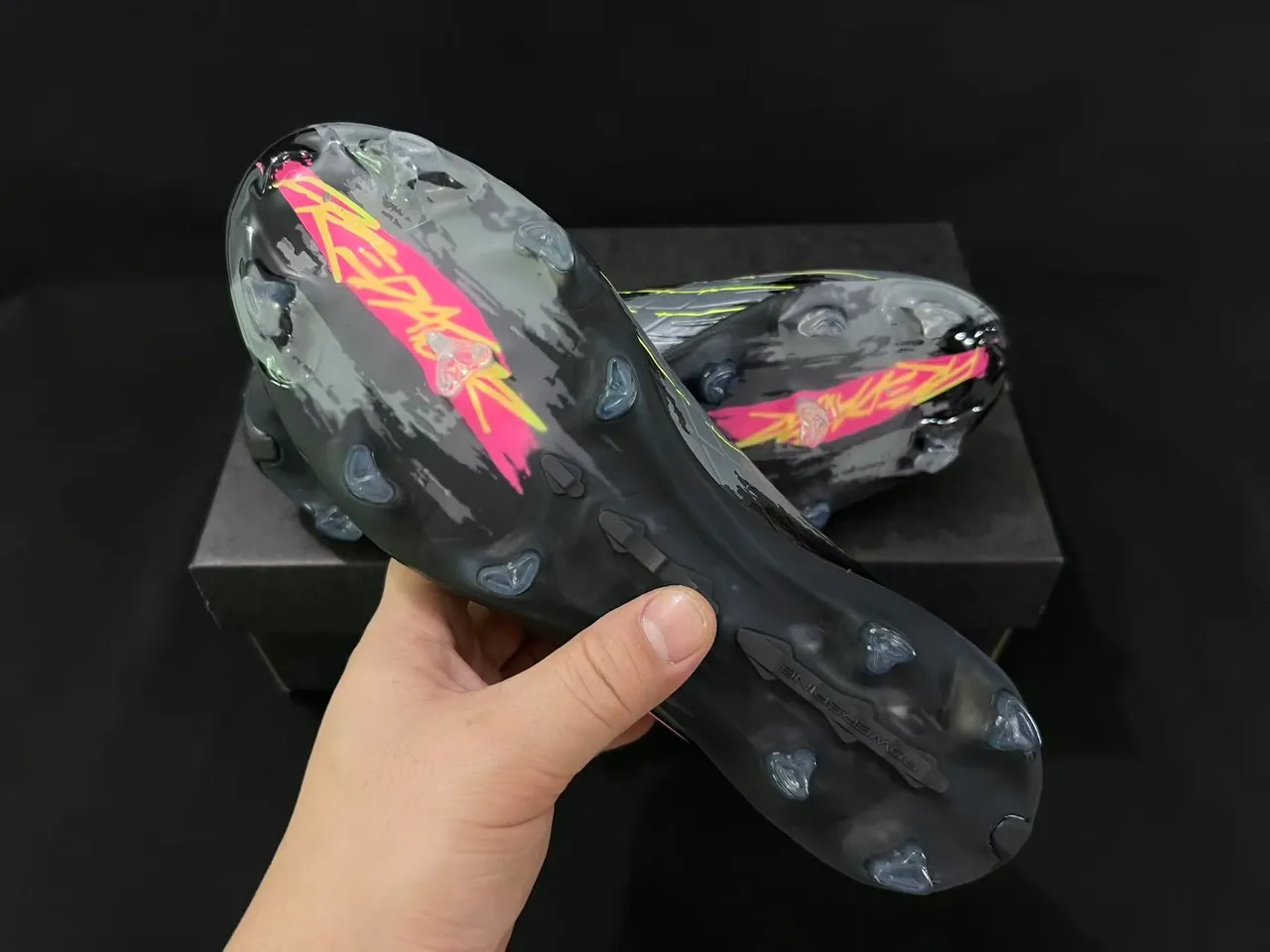 Adidas Sapatos de futebol preto rosa low-cut com upper sintético cordões assimétricos superfície firme 2