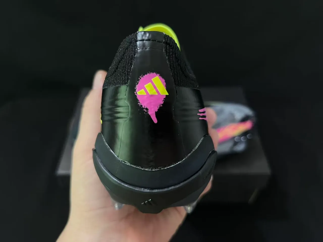 Adidas Sapatos de futebol preto rosa low-cut com upper sintético cordões assimétricos superfície firme 3