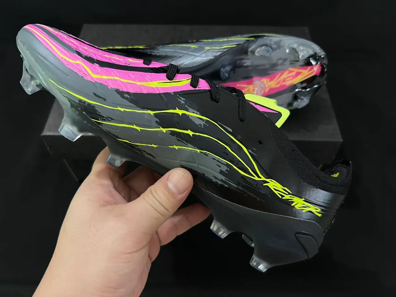 Adidas Sapatos de futebol preto rosa low-cut com upper sintético cordões assimétricos superfície firme 4