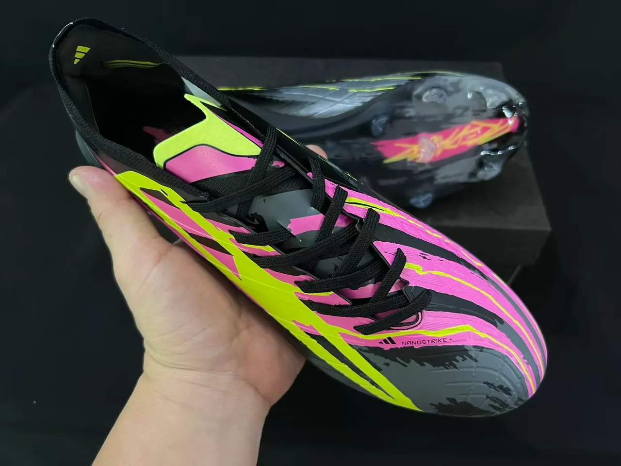 Adidas Sapatos de futebol preto rosa low-cut com upper sintético cordões assimétricos superfície firme 5