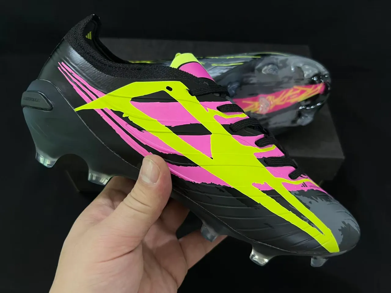 Adidas Sapatos de futebol preto rosa low-cut com upper sintético cordões assimétricos superfície firme 6