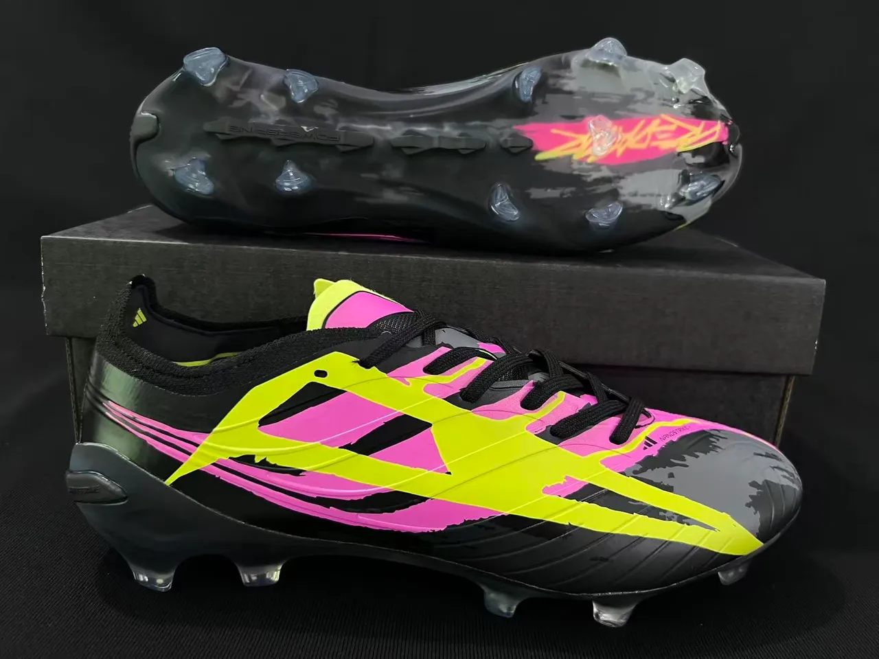 Adidas Sapatos de futebol preto rosa low-cut com upper sintético cordões assimétricos superfície firme 7