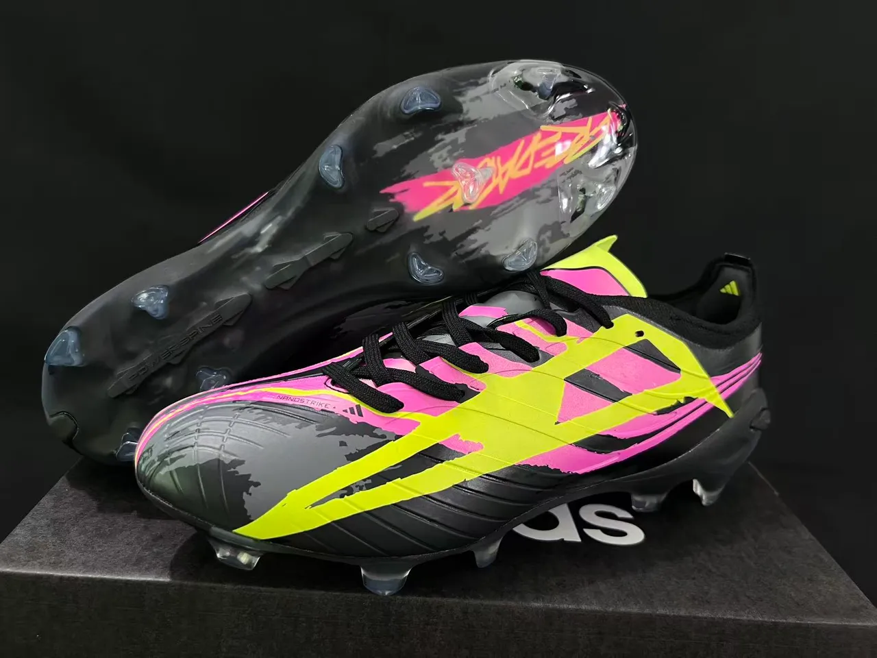 Adidas Sapatos de futebol preto rosa low-cut com upper sintético cordões assimétricos superfície firme 8