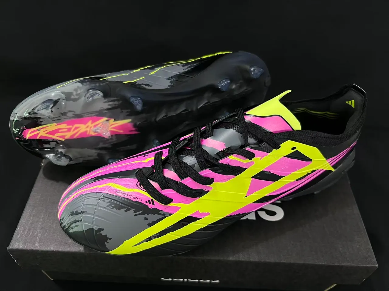 Adidas Sapatos de futebol preto rosa low-cut com upper sintético cordões assimétricos superfície firme 9
